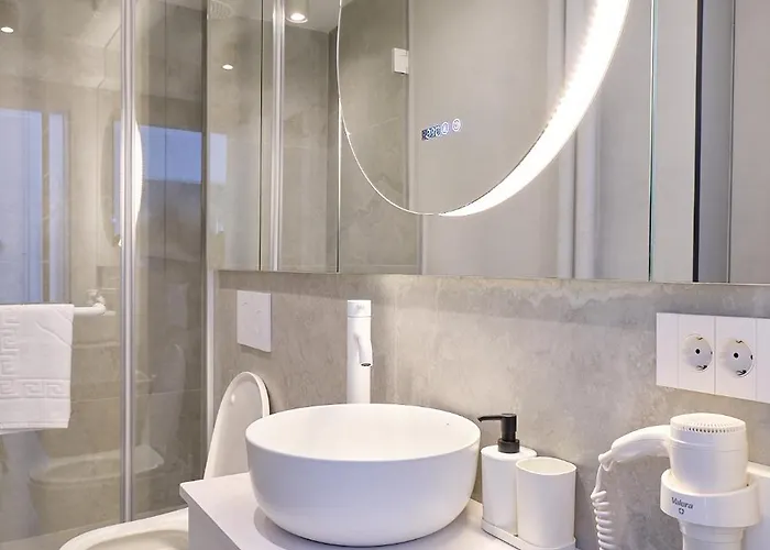 Chanttal Luxury - Academy Apartment